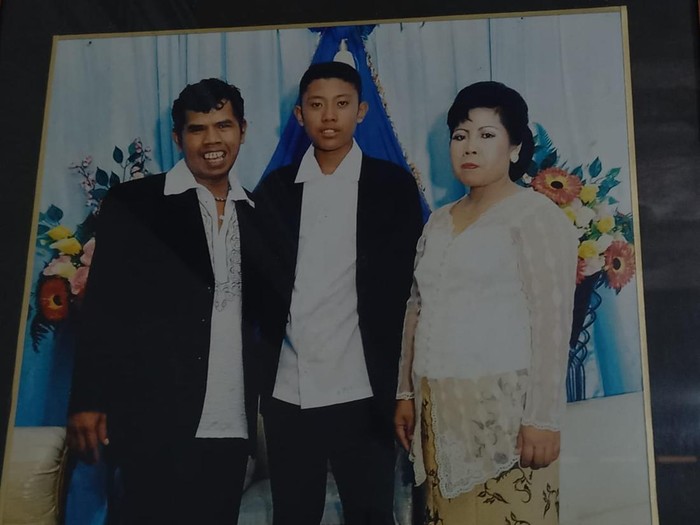 Komedian Benjo eks personel Teamlo bersama keluarganya.