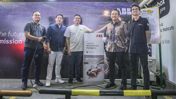 Komitmen Mendorong Penjualan Kendaraan Listrik di RI Kendaraan listrik (EV) di Indonesia semakin meningkat. Hal itu membuat kebutuhan charging ststion pun meningkat.