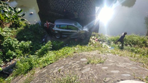 Kondisi mobil Honda Jazz setelah mengalami kecelakaan tunggal dan terjun ke Sungai Yeh Satang, Kecamatan Mendoyo, Kabupaten Jembrana, Jumat (26/5/2023). (Istimewa)