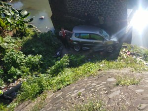 Mobil Angkut 3 Penumpang Terjun ke Sungai di Jalan Denpasar-Gilimanuk