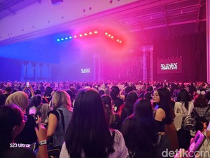 Konser Suga BTS Jadi Ladang Cari Cuan Para Pedagang