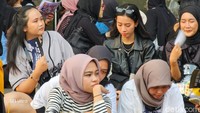 Meski harus panas-panasan menunggu, tapi semua akan indah pada waktunya ya, ARMY! (Foto: Aisyah/detikcom)