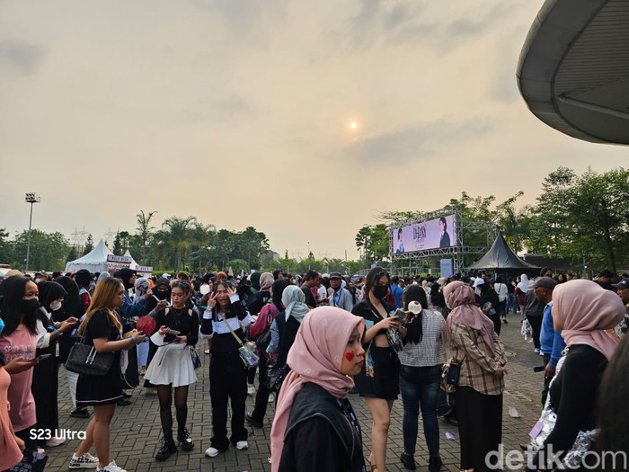Konser Suga BTS Day 1 Wajah-wajah ARMY di konser Suga BTS Agust D 'D-DAY' TOUR in JAKARTA Day 1, Jumat (26/5/2023).