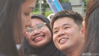 Sebelum masuk ke venue, nikmati waktu bersama ARMY lain dan foto-foto dulu. Eh ada fanboy juga tuh! (Foto: Aisyah/detikcom)