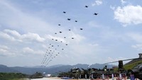 Drone-drone itu terbang rendah di atas alutsista Korea Selatan.  