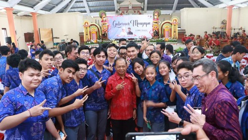 Gubernu Bali Wayan Koster bersama para siswa SMA dalam acara Gubernur Bali Menyapa di SMAN 1 Denpasar, Jumat (26/5/2023).