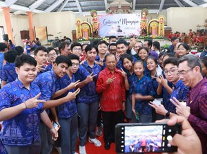 Koster Ajak Para Siswa SMA di Denpasar Salam Dua Jari