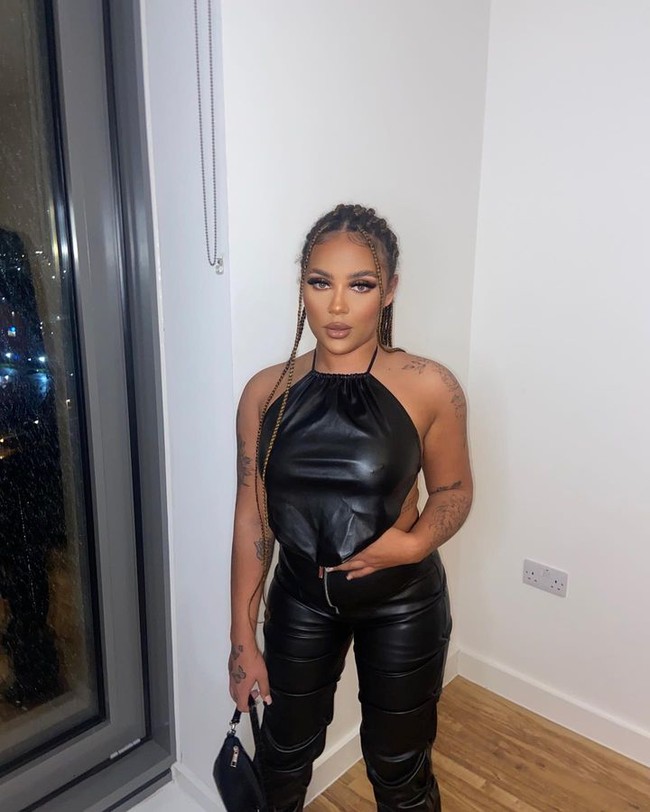 Seorang wanita asal Inggris bernama Latiesha Jones yang jadi perbincangan karena bisnisnya yang aneh. Latiesha mengaku menjual ludahnya sendiri dalam botol yang laris dan menghasilkan banyak uang bahkan bisa membayar utangnya.Foto: Instagram