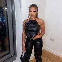 Seorang wanita asal Inggris bernama Latiesha Jones yang jadi perbincangan karena bisnisnya yang aneh. Latiesha mengaku menjual ludahnya sendiri dalam botol yang laris dan menghasilkan banyak uang bahkan bisa membayar utangnya.Foto: Instagram