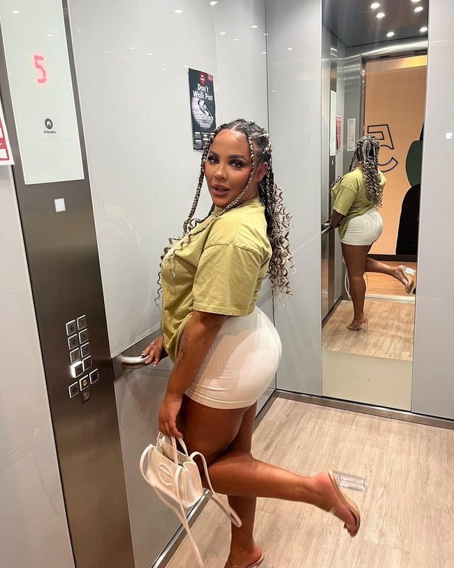 Ketika aku diminta ludah pertamaku, awalnya aku pikir itu bercanda dan itu mungkin serius sampai aku sadar itu benar-benar serius. Aku menyetujuinya dan meminta £300 (Rp 5,5 jutaan). Itu bayaran terbesar yang bisa aku pikirkan. Dia lalu meminta detail bak dan membayar. Aku tidak percaya semudah itu, katanya dilansir NY Post.Foto: Instagram Latiesha Jones