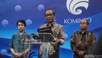 Plt Menkominfo Mahfud MD (tengah) didampingi Kepala Badan Penelitian dan Pengembangan SDM Kemenkominfo Hary Budiarto (kanan) dan Sekjen Kokinfo Mira Tayyiba menyampaikan keterangan pers terkait perkembangan seleksi jabatan Dirut Badan Aksesibilitas Telekomunikasi dan Informasi (BAKTI) Kominfo 2023-2028 di Kantor Kemenkominfo, Jakarta, Jumat (26/5/2023).  