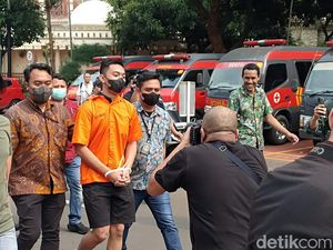 Pakai Sandal Jepit, Penampakan Mario Dandy Jelang Dibawa ke Kejari Jaksel