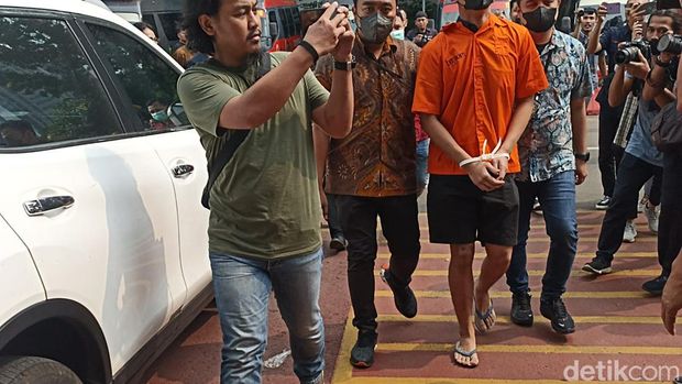Mario Dandy dan Shane Lukas dibawa ke Dokkes Polda Metro sebelum dilimpahkan ke Kejari Jaksel