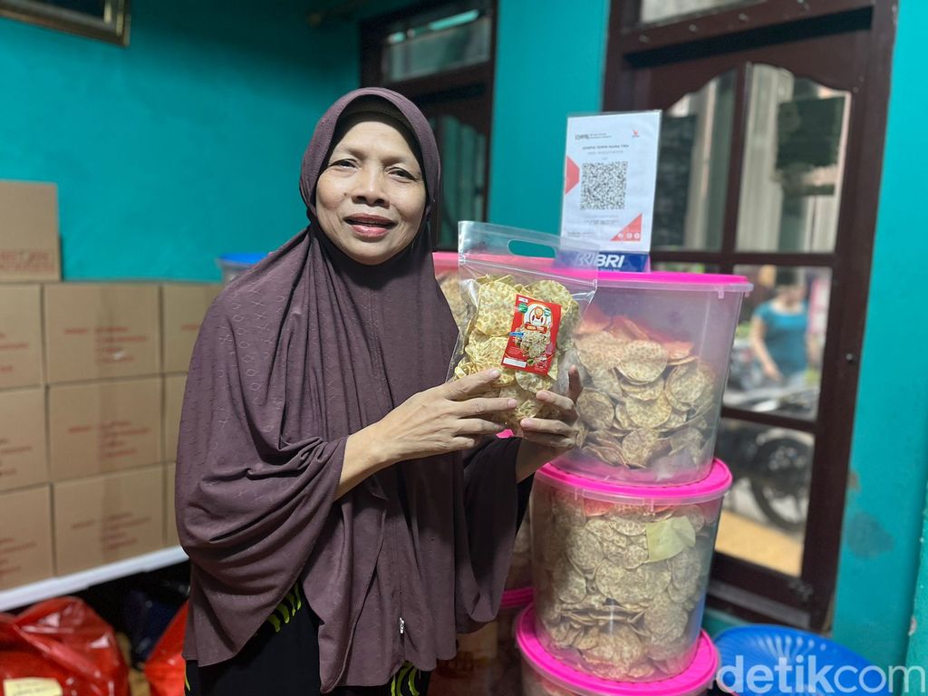 Martinah, pemilik Keripik Tempe Mama Tina di Kramat Pela, Kebayoran Baru, Jaksel