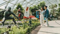 Avengers juga berkumpul di pameran Avengers Forever @ Canopy Park, yang menyajikan enam dekade sejarah dan peristiwa Avengers ke dalam instalasi yang imersif. Saksikan juga pertunjukan Captain America dan Black Panther dalam ukuran sebenarnya saat Anda berjalan-jalan di Canopy Park. Ada biaya tiket masuk ke Canopy Park mulai dari USS 6 (sektiar Rp 60 ribu).