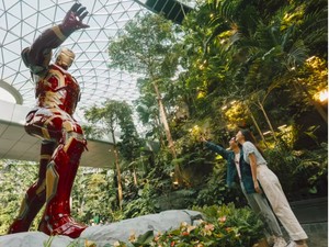 Keren! Bandara Changi Bertabur Patung Marvel Raksasa