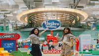 Sedangkan di Terminal 3 Bandara Changi, kamu bisa bermain papan permainan bernama Hasbro Gaming. Bandara telah mengubah aula keberangkatan T3 menjadi Hall of Games, dengan fisik yang lebih besar dari aslinya (fisik dan digital) versi klasik seperti Hungry Hungry Hippos dan Twister.