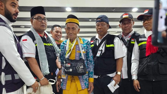 Mbah Harun dan para petugas haji