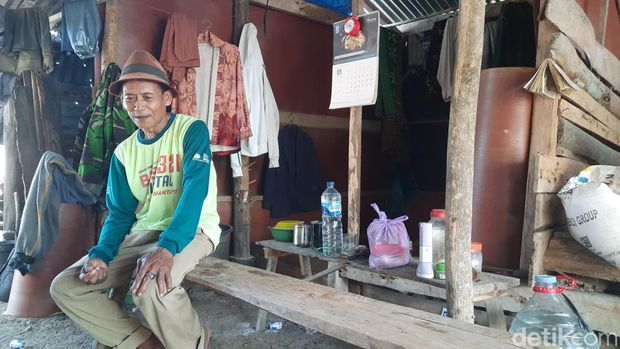 Mbah Ngatiman (62), lansia yang 20 tahun tinggal seorang diri di dalam hutan Patiayam Kudus. Foto diambil Jumat (26/5/2023).