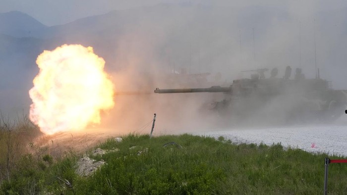 Korea Selatan dan Amerika Serikat menggelar latihan militer bersama di Pocheon, Kamis (25/5/2023). Begini suasana latihan militernya.