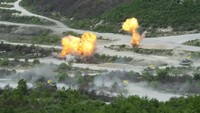 Suara roket-roket yang meledak bergema di sekitar lokasi latihan militer.  