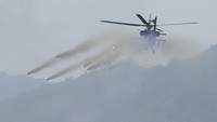 Helikopter Apache AH-64E Korea Selatan menembakkan roket selama latihan militer bersama.  