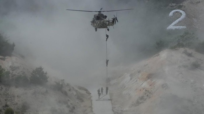 Korea Selatan dan Amerika Serikat menggelar latihan militer bersama di Pocheon, Kamis (25/5/2023). Begini suasana latihan militernya.
