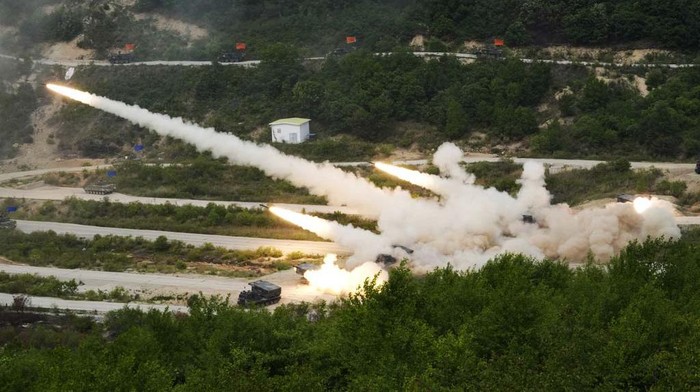 Korea Selatan dan Amerika Serikat menggelar latihan militer bersama di Pocheon, Kamis (25/5/2023). Begini suasana latihan militernya.