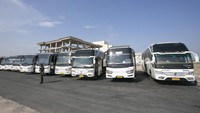 Petugas berdiri di depan armada bus yang akan digunakan untuk mengangkut jemaah calon haji di Embarkasi Kertajati, Indramayu, Jawa Barat, Jumat (26/5/2023).