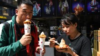 Sebuah toko yang terletak di kawasan Jiefangbei mempromosikan es krim dengan rasa pedas. Uniknya, promo itu menarik banyak warga untuk mencicipinya.