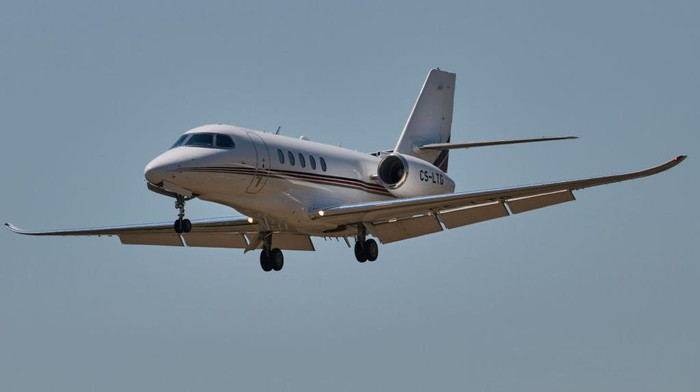 Mengintip Jet Pribadi Capres AS Penantang Trump yang Tarif Sewanya Rp 60 Jutaan per Jam Capres baru Amerika Serikat (AS) Ron DeSantis menjadi sosok yang banyak disorot belakangan. Termasuk pesawat jet yang kerap digunakannya saat perjalanan pribadi.