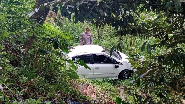 Mobil terjun ke jurang di Karangasem, Jumat (26/5/2023).
