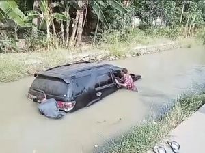 Mobil Fortuner Tercebur ke Kali di Cilegon gegara Sopir Ngantuk