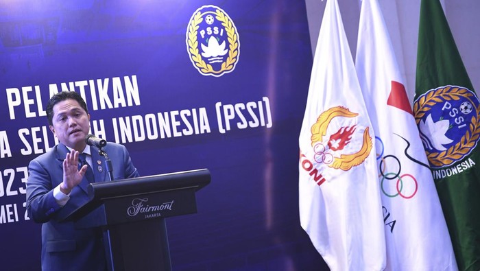 Ketua Umum PSSI Erick Thohir (ketiga kiri) didampingi Wakil Ketua Umum I PSSI Zainudin Amali (kanan) berjabat tangan dengan anggota Komite Eksekutif PSSI Eko Setiawan (kedua kiri) usai pengukuhan dan pelantikan pengurus PSSI masa bakti 2023-2027 di Jakarta, Jumat (26/5/2023). Ketua KONI Pusat Marciano Norman resmi melantik 17 orang anggota PSSI masa bakti 2023-2027. ANTARA FOTO/M Risyal Hidayat/tom.