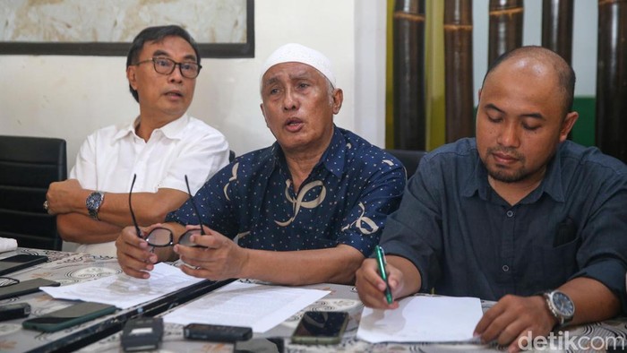 Kuasa Hukum Bukhori mengatakan kalau kliennya sudah tak lagi berstatus sebagai kader PKS. Mihdan juga menyebut Bukhori bukan lagi anggota DPR RI.