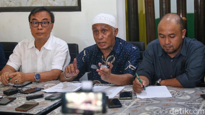 Momen Kuasa Hukum Bukhori Yusuf Berikan Klarifikasi Kuasa Hukum Bukhori mengatakan kalau kliennya sudah tak lagi berstatus sebagai kader PKS. Mihdan juga menyebut Bukhori bukan lagi anggota DPR RI.