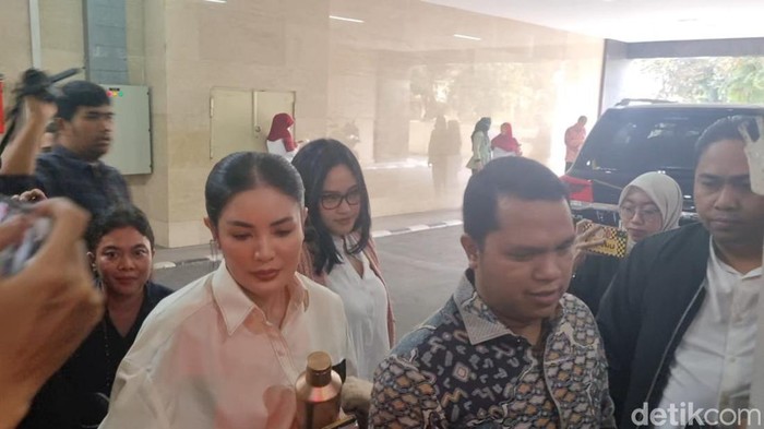 Nindy Ayunda penuhi panggilan Bareskrim