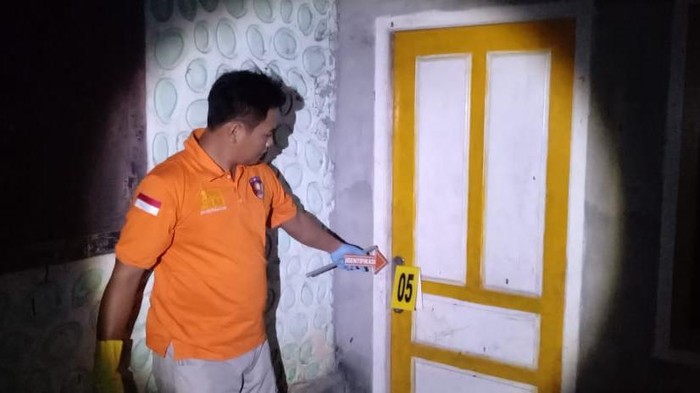 Polisi sedang melakukan olah TKP di rumah Edi Putra, Empat Lawang. Warga Bengkulu bernama Hendri Wijaya Sulung ditemukan tewas mengenaskan di rumah tersebut.