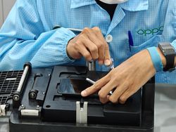 Intip Proses Pemasangan Anti Gores di Ponsel Layar Lipat