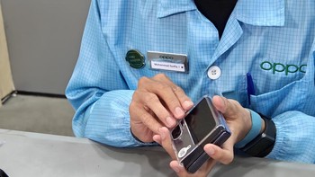 Selain itu, ketika hardcase Find N2 Flip pengguna pecah atau rusak, Oppo akan melakukan penggantian secara cuma - cuma, selama persediaan masih ada. Cukup mendatangi 103 Service Center Oppo yang tersebar di seluruh Indonesia. Foto: Oppo Indonesia