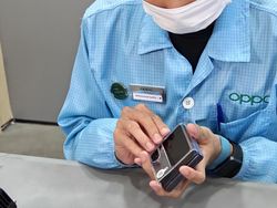 Intip Proses Pemasangan Anti Gores di Ponsel Layar Lipat