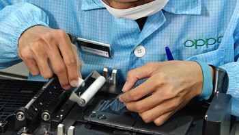 Namun, apabila suku cadang ponsel mengalami kerusakan karena kecelakaan, pengguna dapat menikmati perbaikan ponsel tanpa biaya dari perlindungan kerusakan pemakaian. Foto: Oppo Indonesia