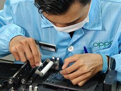 Intip Proses Pemasangan Anti Gores di Ponsel Layar Lipat