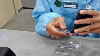 Penggantian antigores original berjenis UV/AR ini bernilai Rp350.000 sekali ganti, berarti konsumen mendapatkan keuntungan dengan total Rp 2,1 juta. Foto: Oppo Indonesia