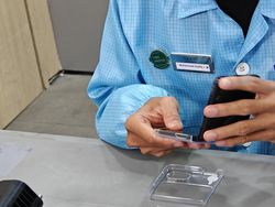 Intip Proses Pemasangan Anti Gores di Ponsel Layar Lipat