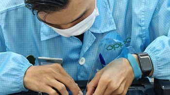 Selain Oppo Care+, pengguna juga mendapatkan refresh service yang menjamin perangkat ponsel pengguna tetap aman, bersih dan terlindungi. Di refresh service, pengguna akan mendapatkan pembersihan layar dan penggantian antigores secara gratis.  Foto: Oppo Indonesia  