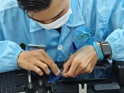 Intip Proses Pemasangan Anti Gores di Ponsel Layar Lipat