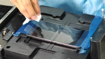 Untuk pengguna Find N2 Flip, dapat menikmati penggantian anti gores layar pada dua bagian, layar penutup (cover screen) dan layar utama sebanyak 2 kali dalam 1 tahun. Penggantian ini dapat dilakukan selama kurun waktu 3 tahun. Konsumen akan mendapatkan penggantian dengan total 6 kali ganti antigores Foto: Oppo Indonesia