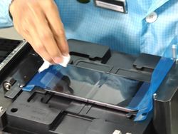 Intip Proses Pemasangan Anti Gores di Ponsel Layar Lipat