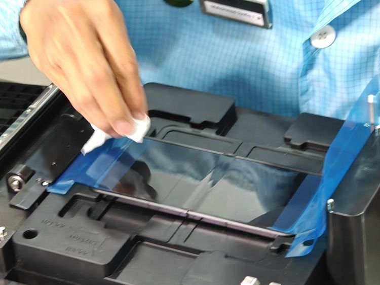 Intip Proses Pemasangan Anti Gores di Ponsel Layar Lipat